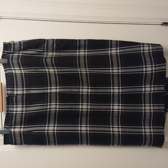 Black & grey plaid skirt - Picture 6 of 8